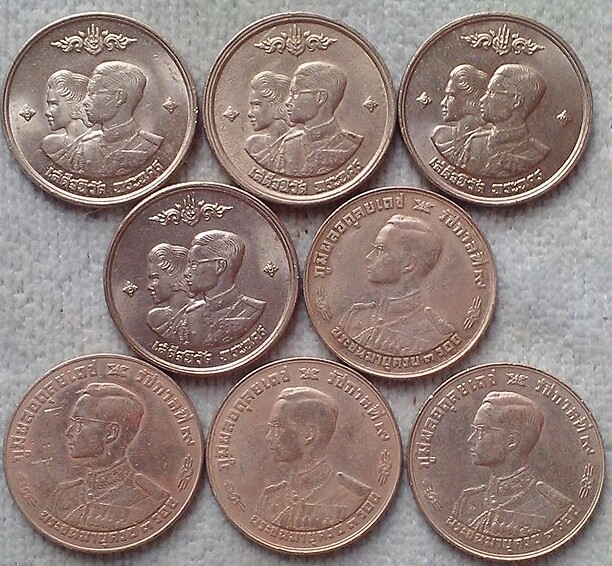 เหรียญ 1 บาท เสด็จนิว้ตพระนคร พ.ศ.๒๕๐๔ และเหรียญ พระชนมายุครบ 3 รอบ ร.9 พ.ศ.๒๕๐๖ รวม 8 เหรียญ