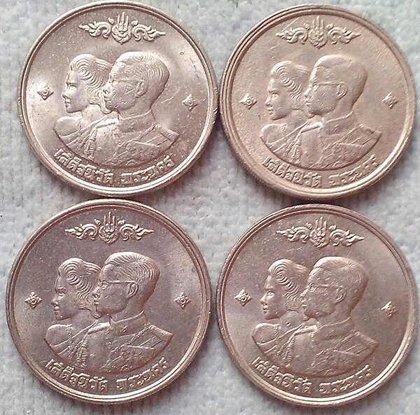 เหรียญ 1 บาท เสด็จนิว้ตพระนคร พ.ศ.๒๕๐๔ และเหรียญ พระชนมายุครบ 3 รอบ ร.9 พ.ศ.๒๕๐๖ รวม 8 เหรียญ