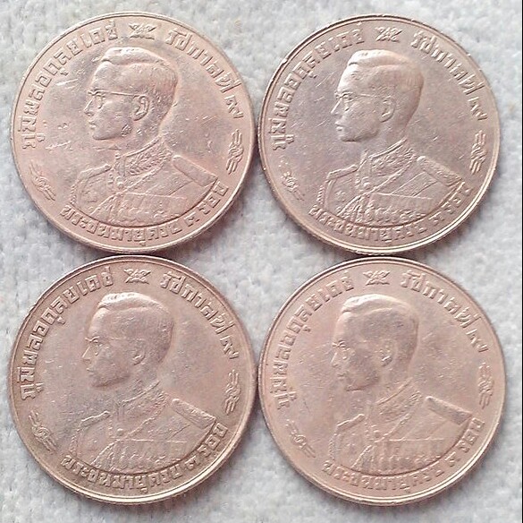 เหรียญ 1 บาท เสด็จนิว้ตพระนคร พ.ศ.๒๕๐๔ และเหรียญ พระชนมายุครบ 3 รอบ ร.9 พ.ศ.๒๕๐๖ รวม 8 เหรียญ