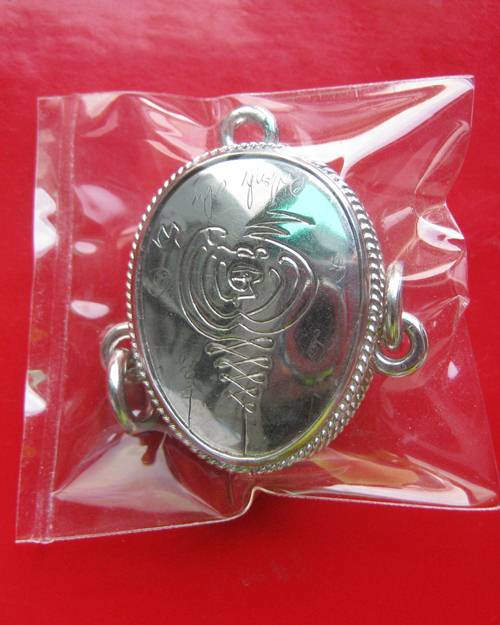 เบี้ยแก้ รุ่นแรก พระมหาสุรศักดิ์ วัดประดู่ เนื้อเงินลงยาดำ จารรอบ พร้อมใบคาถา