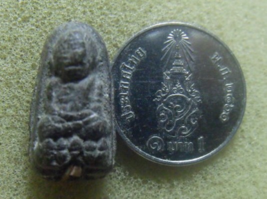 **วัดใจ**หลวงปู่ทวดเนื้อว่านพิมพ์พระรอดจิ๋ว ฝังตะกรุดนารายณ์เเปลงรูป**สวยๆ หายาก เชิญชมครับ