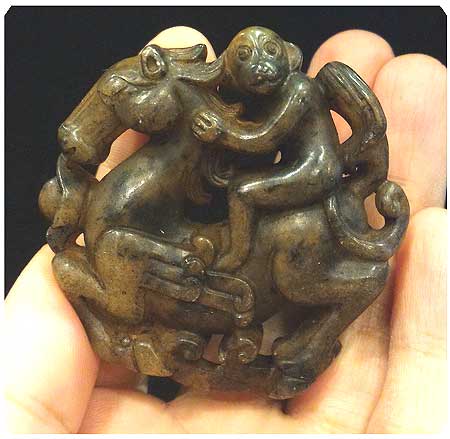 *จี้หินแกะสัญลักษณ์มงคล-ลิงขี่ม้า*