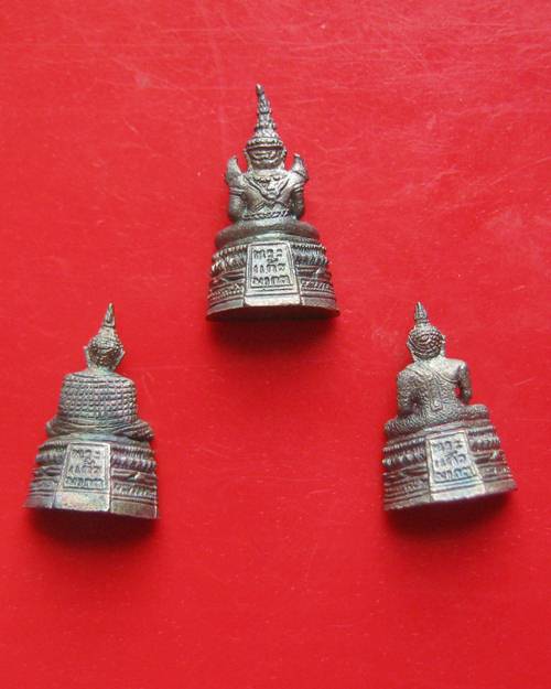 พระแก้วมรกตจิ๋ว 3 ฤดู ปาฏิหาริย์ 23 ตุลามหามงคล เนื้อเงิน หลวงพ่อเกษม เขมโก ปลุกเสก ปี 2538 กล่องเดิ