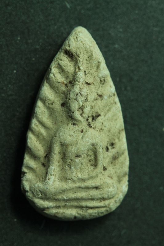 พระผงกลีบบัวเล็ก วัดหัวถนน เนื้อผง ปี 2499 จ.ชลบุรี 