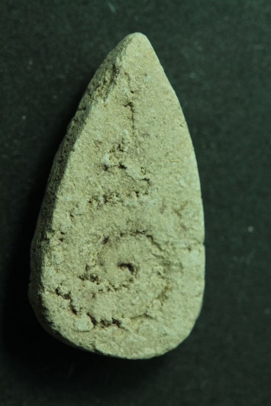 พระผงกลีบบัวเล็ก วัดหัวถนน เนื้อผง ปี 2499 จ.ชลบุรี 