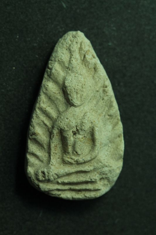 วัดใจ พระผงกลีบบัวเล็ก วัดหัวถนน เนื้อผง ปี 2499 จ.ชลบุรี