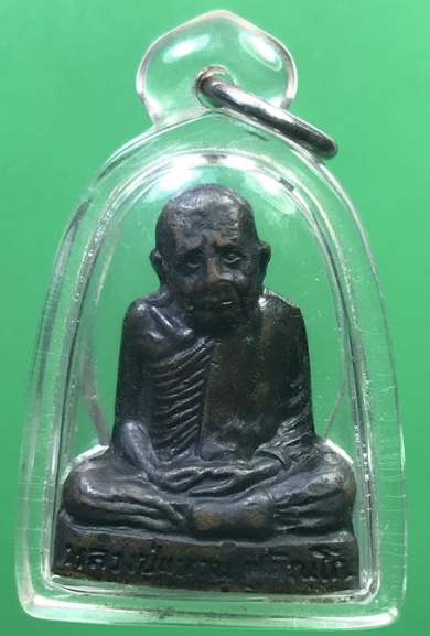 รูปเหมือนปั๊มอุดกริ่ง หลวงปู่แหวน วัดดอยแม่ปั้ง สวยๆครับกริ่งดังดี เลี่ยมพร้อมใช้ครับ