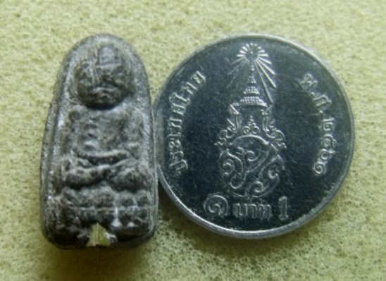**วัดใจ**หลวงปู่ทวดเนื้อว่านพิมพ์พระรอดจิ๋ว ฝังตะกรุดนารายณ์เเปลงรูป**สวยๆ หายาก เชิญชมครับ