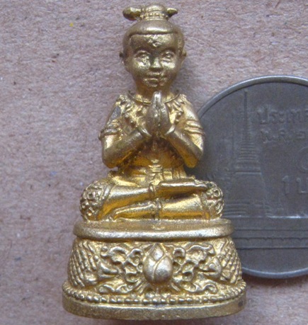 กุมารทอง เจริญทรัพย์ ปลุกเสกโดย หลวงปู่แย้ม วัดสามง่าม นครปฐม ปี2557 เลข3325 ก้นอุดผงฝังตะกรุด+กล่อง