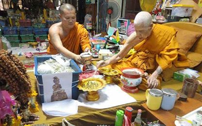กุมารทอง เจริญทรัพย์ ปลุกเสกโดย หลวงปู่แย้ม วัดสามง่าม นครปฐม ปี2557 เลข3325 ก้นอุดผงฝังตะกรุด+กล่อง