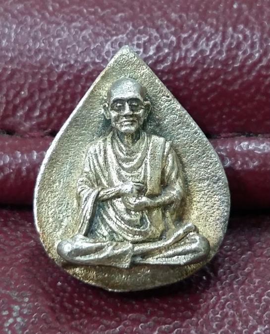 รูปเหมือนหยดน้ำเนื้อเงิน สมเด็จพระพุฒาจารย์โต รุ่น118ปี ผิวเงินสวยมากครับ ตอกโค๊ตชัดเจนครับ