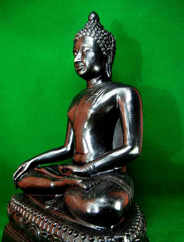 พระพุทธรูปศิลปะแบบสมัยเชียงแสน(สิงห์ ๑) เนื้อโลหะรมดำมันปู ขนาดหน้าตัก ๙ นิ้ว ปางมารวิชัยฐานบัวหงาย 