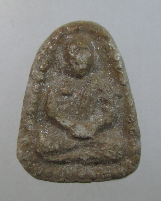 ๒๐ พระเนื้อผงข้างเม็ด