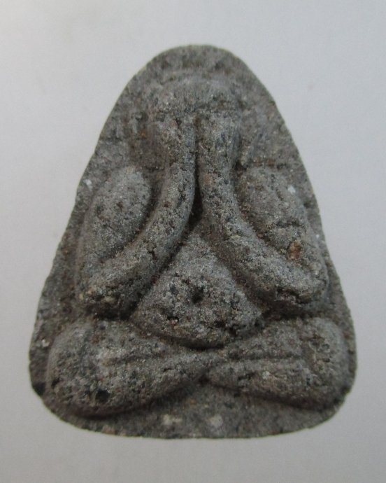 ๒๐ พระปิดตาเนื้อผง