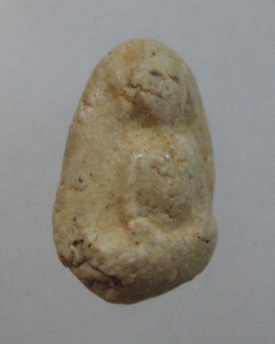 ๒๐ พระผงขนาดประมาณไข่จิ้งจก