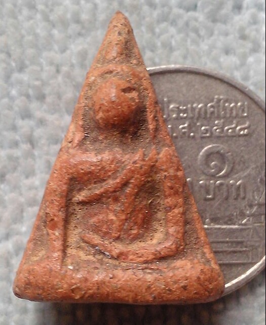 20 บาท พระนางพญาพิมพ์เล็กอกแฟบเนื้อดิน ไม่ทราบที่
