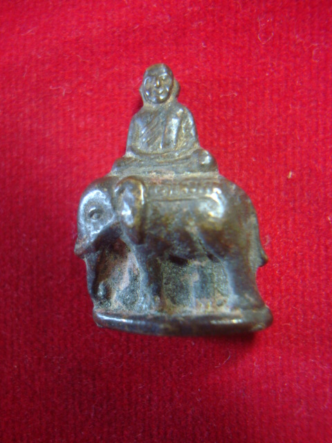 หลวงพ่อเงิน ทรงช้าง  ออกวัดท้ายน้ำ สวยๆเดาะเดียวแดงค่ะ