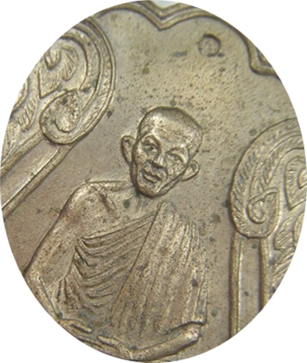 หลวงพ่อเกษม เขมโก จ.ลำปาง เหรียญเสมารุ่นร่มเกล้าเนื้ออัลปาก้าตอกโค๊ด ปี๒๕๓๐ ผิวหิ้งครับ