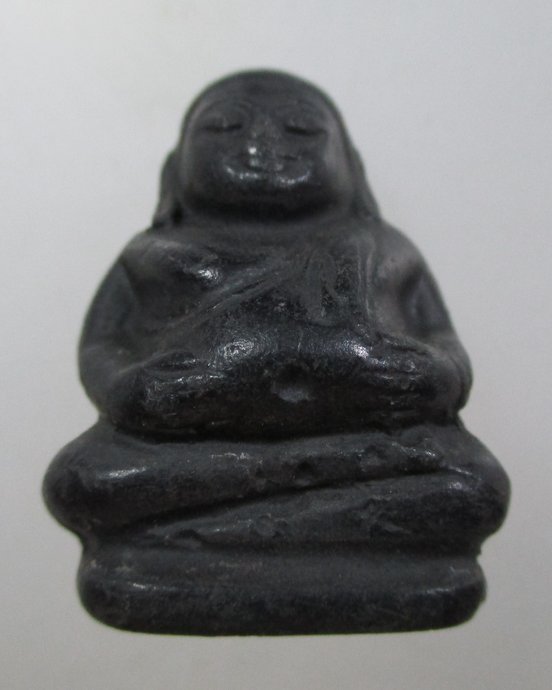 ๒๐ พระสังกัจจายลอยองค์  เนื้อดิน