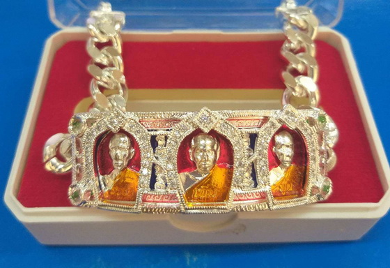 เลสหลวงพ่อรวย รวย เพิ่ม พูน เนื้ออาปาก้าชุปกะไหล่เงินลงยา วัดพัฒนา(ดอนกร่าง) อ่างทอง ปี2558