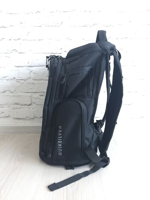 กระเป๋าเป้ Quiksilver สีดำ 