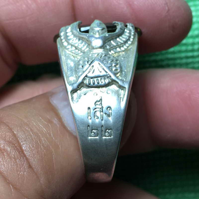 แหวนพญาครุฑ หลวงพ่อเส็ง วัดบางนา รุ่นแรก ปี 2522 หัวแหวนเป็นพลอยเขียวส่อง ท้องวงค์เบอร์ 62