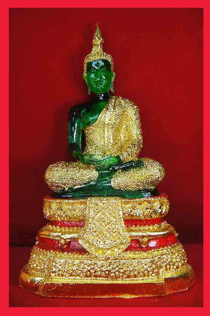 พระแก้วมรกต พิมพ์ทรงเครื่องฤดูฝน ขนาดหน้าตักกว้าง 4.5 นิ้ว ฐาน 7 x 4.5 นิ้ว สูง 10 นิ้ว