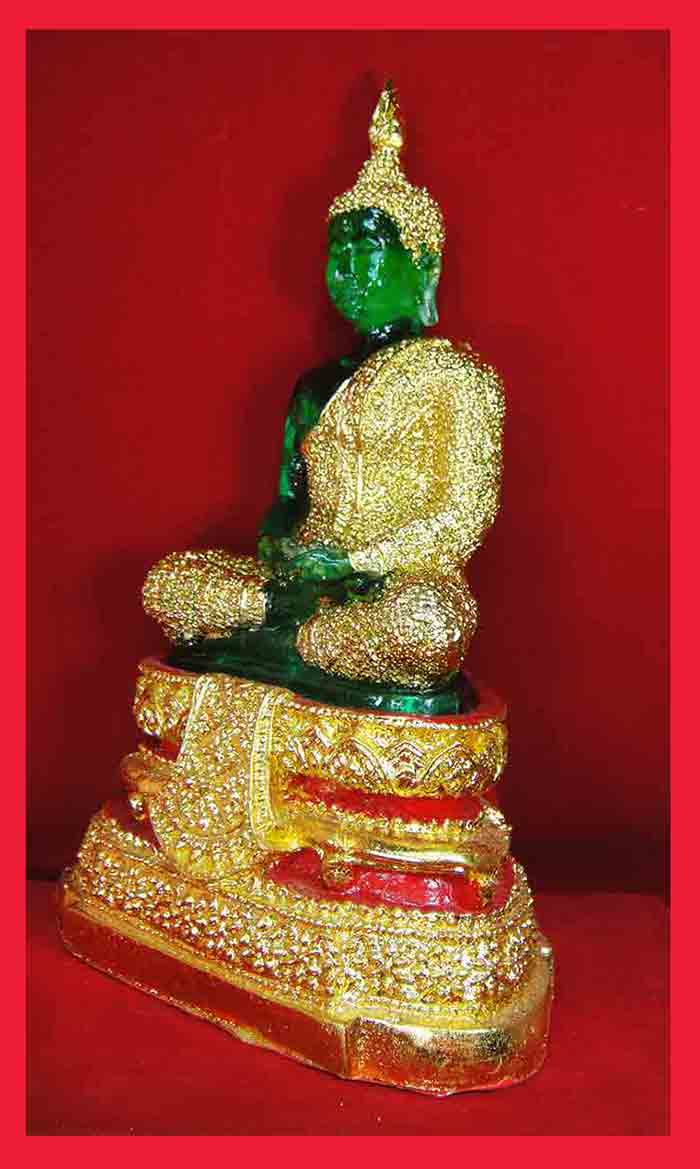 พระแก้วมรกต พิมพ์ทรงเครื่องฤดูฝน ขนาดหน้าตักกว้าง 4.5 นิ้ว ฐาน 7 x 4.5 นิ้ว สูง 10 นิ้ว