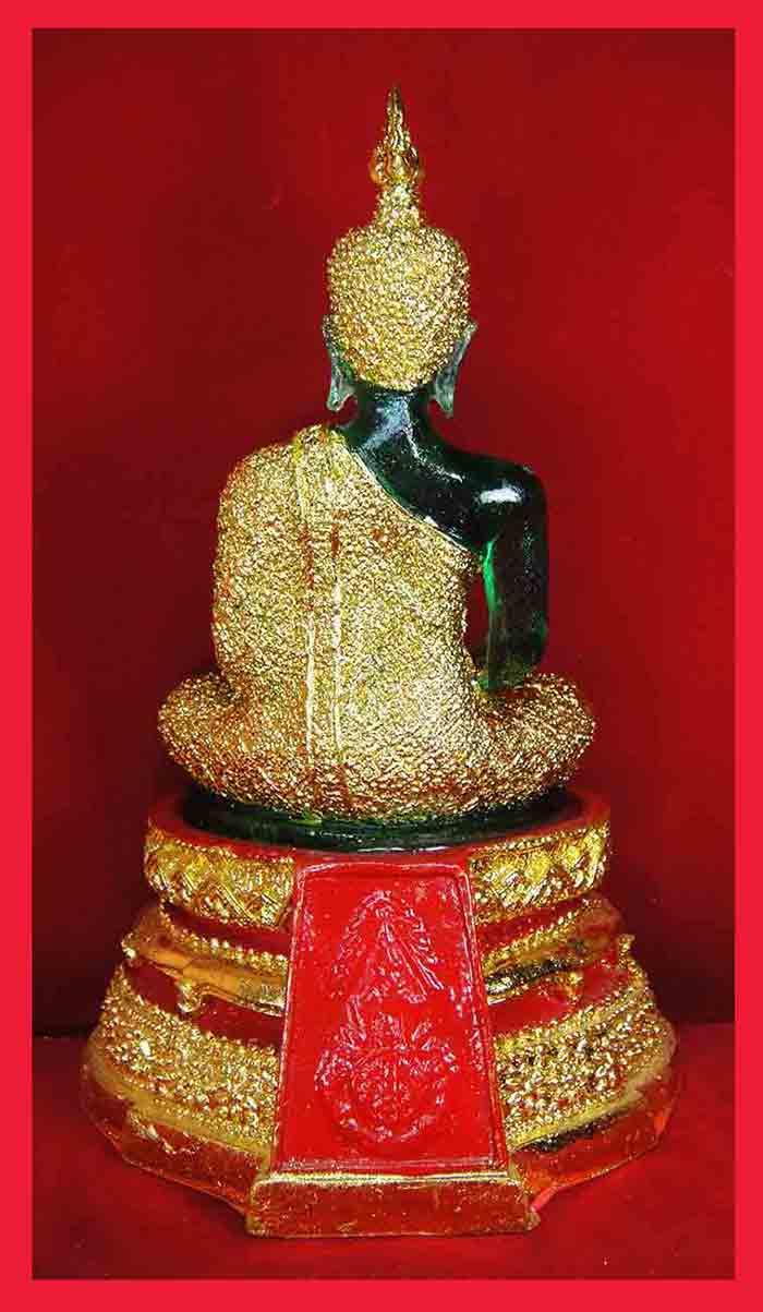 พระแก้วมรกต พิมพ์ทรงเครื่องฤดูฝน ขนาดหน้าตักกว้าง 4.5 นิ้ว ฐาน 7 x 4.5 นิ้ว สูง 10 นิ้ว