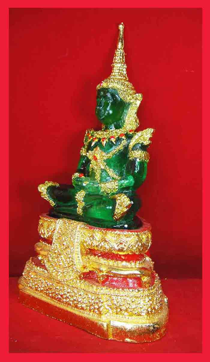 พระแก้วมรกต พิมพ์ทรงเครื่องฤดูร้อน ขนาดหน้าตักกว้าง 4.5 นิ้ว ฐาน 7 x 4.5 นิ้ว สูง 11 นิ้ว