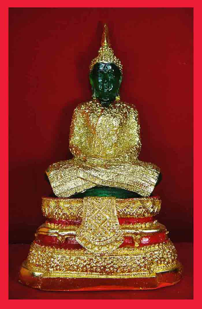 พระแก้วมรกต พิมพ์ทรงเครื่องฤดูหนาว ขนาดหน้าตักกว้าง 4.5 นิ้ว ฐาน 7 x 4.5 นิ้ว สูง 10 นิ้ว