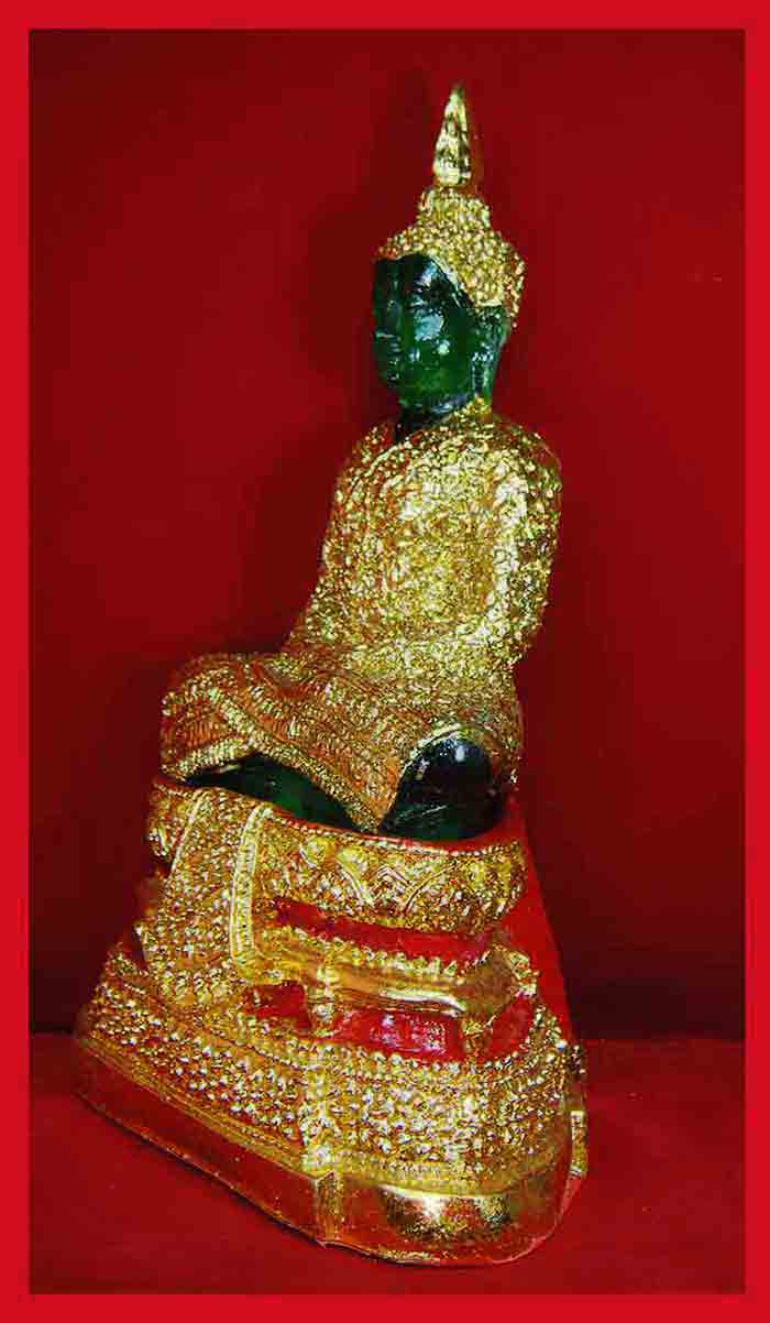 พระแก้วมรกต พิมพ์ทรงเครื่องฤดูหนาว ขนาดหน้าตักกว้าง 4.5 นิ้ว ฐาน 7 x 4.5 นิ้ว สูง 10 นิ้ว