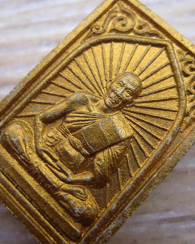 พระผงรูปเหมือน พิมพ์เศียรเล็ก หลวงพ่อสาคร มนุญโญ วัดหนองกรับ เนื้อขาวผงพรายกุมารทาทอง พ.ศ.2548