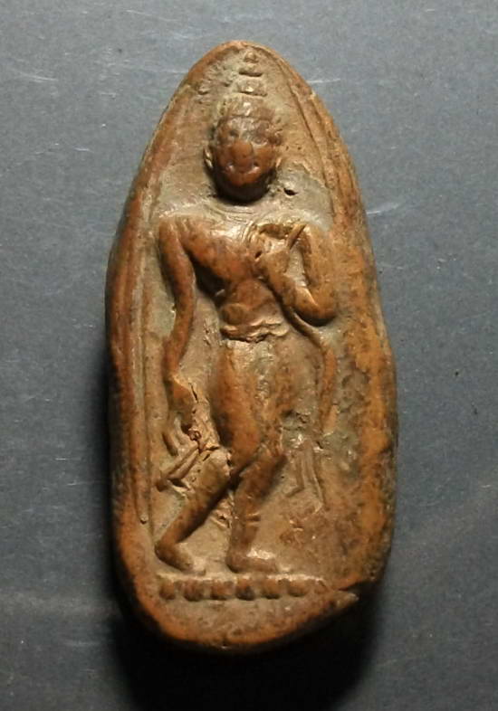 พระลีลากรุลานดอกไม้ เป็นพระเนื้อดินขนาดเล็ก ของสุโขทัย  พระกรุนี้มีหลายพิมพ์ องค์นี้เป็นพระปางลีลา 