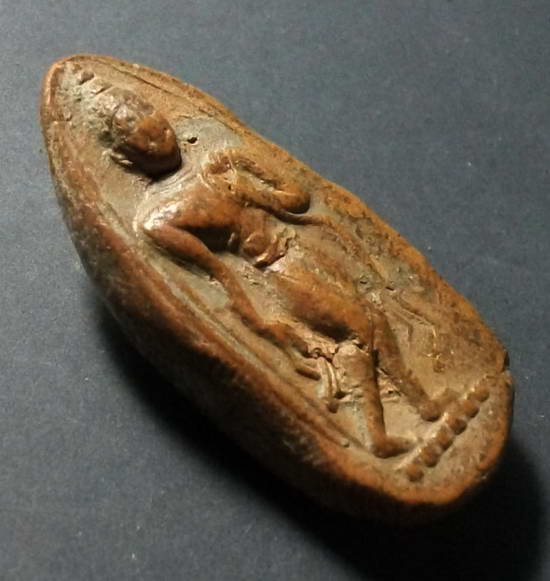 พระลีลากรุลานดอกไม้ เป็นพระเนื้อดินขนาดเล็ก ของสุโขทัย  พระกรุนี้มีหลายพิมพ์ องค์นี้เป็นพระปางลีลา 