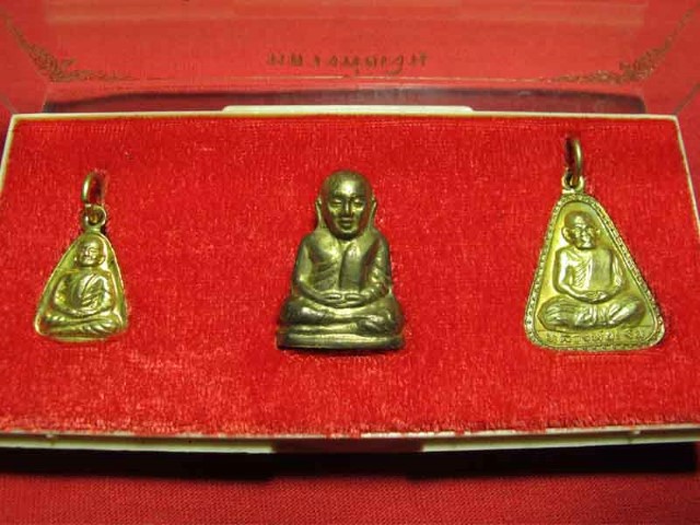 หลวงพ่อเงิน พร้อมกล่อง 3องค์ ปี22 รุ่นสร้างอำเภอ วัดบางคลาน จ.พิจิตรครบชุด3องค์สภาพสวยน้ำทองเต็มองค์