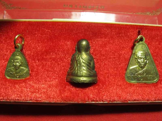 หลวงพ่อเงิน พร้อมกล่อง 3องค์ ปี22 รุ่นสร้างอำเภอ วัดบางคลาน จ.พิจิตรครบชุด3องค์สภาพสวยน้ำทองเต็มองค์