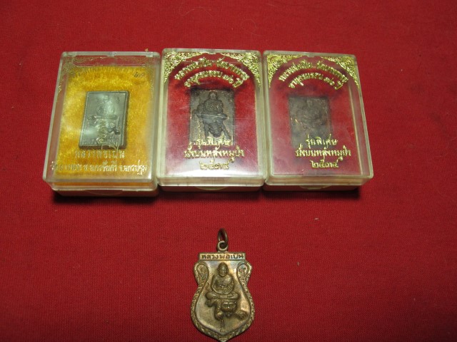 		หลวงพ่อเปิ่น วัดบางพระ 4องค์ครับ ขี่หมู ขี่เสือ และขวัญถุงสภาพสวยครับ
