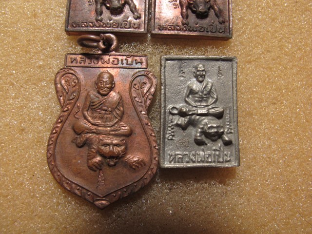 		หลวงพ่อเปิ่น วัดบางพระ 4องค์ครับ ขี่หมู ขี่เสือ และขวัญถุงสภาพสวยครับ