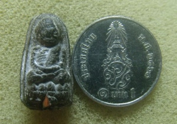 **วัดใจ**หลวงปู่ทวดเนื้อว่านพิมพ์พระรอดจิ๋ว ฝังตะกรุดนารายณ์เเปลงรูป**สวยๆ หายาก เชิญชมครับ