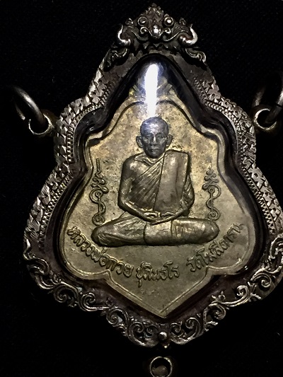 หลวงพ่อกวยหลังหนุมาณ เลี่ยมกรอบเงิน