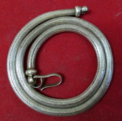 สร้อยเงิน ลายกระดูกงู หนักประมาณ 5 บาท