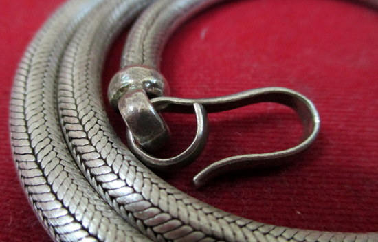 สร้อยเงิน ลายกระดูกงู หนักประมาณ 5 บาท