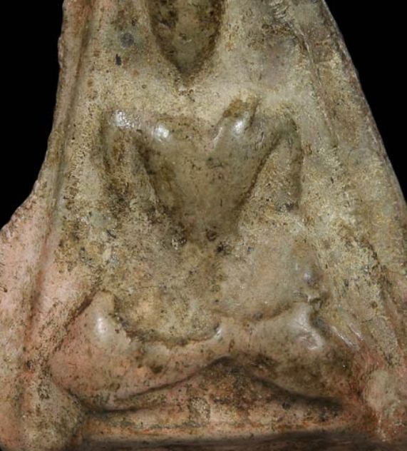 พระร่วงนั่ง กรุสรรค์บุรี เนื้อดิน จ.ชัยนาท ดูง่าย พบน้อย