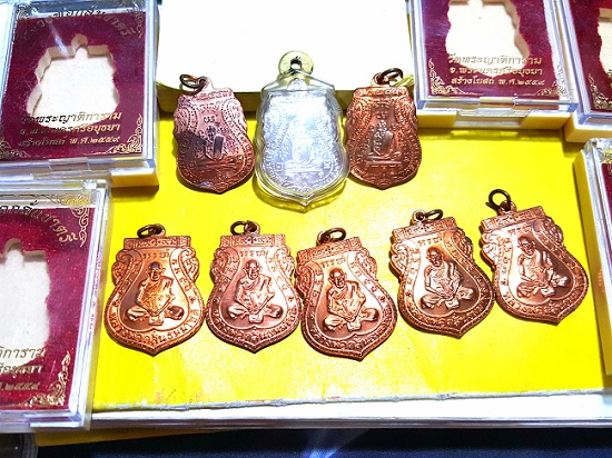 หลวงพ่อกลั่นวัดพระญาติ8องค์