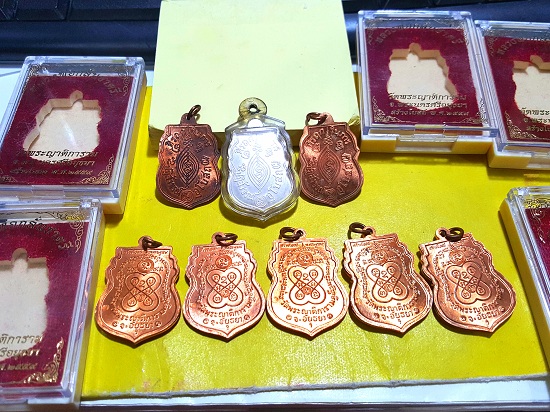 หลวงพ่อกลั่นวัดพระญาติ8องค์