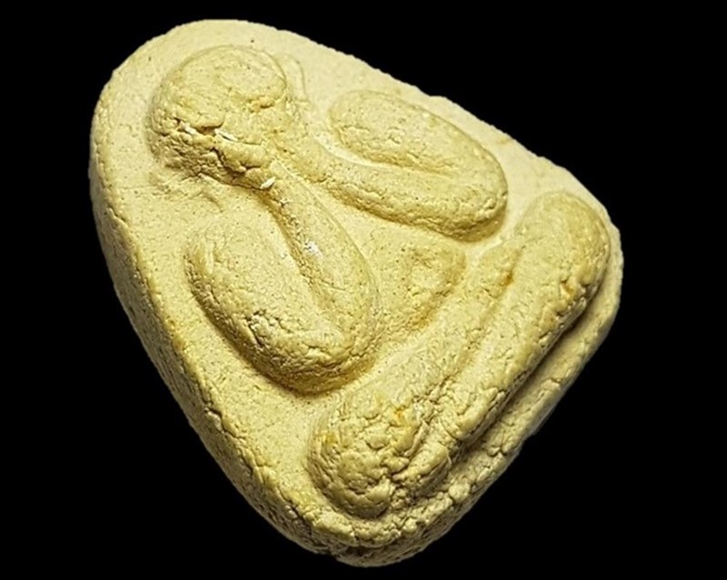 ปิดตาวัดยายร้า เนื้อเหลือง(ว่านดอกทอง) ปี 16 หลวงปู่ทิมปลุกเสก 