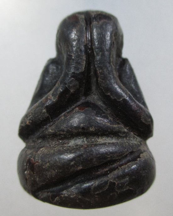 ๒๐ พระปิดตาลอยองค์