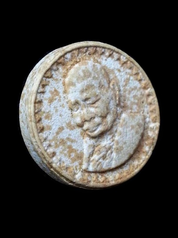 150 ฿ พระเนื้อผงจันทร์ลอย รูปเหมือนหลวงปู่แหวน สุจิณฺโณ วัดดอยแม่ปั๋ง อ.พร้าว จ.เชียงใหม่