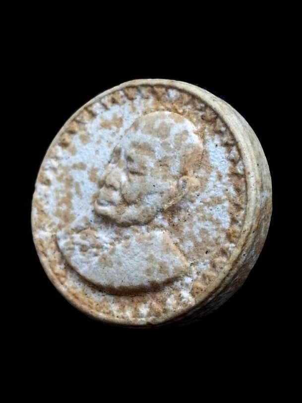 150 ฿ พระเนื้อผงจันทร์ลอย รูปเหมือนหลวงปู่แหวน สุจิณฺโณ วัดดอยแม่ปั๋ง อ.พร้าว จ.เชียงใหม่